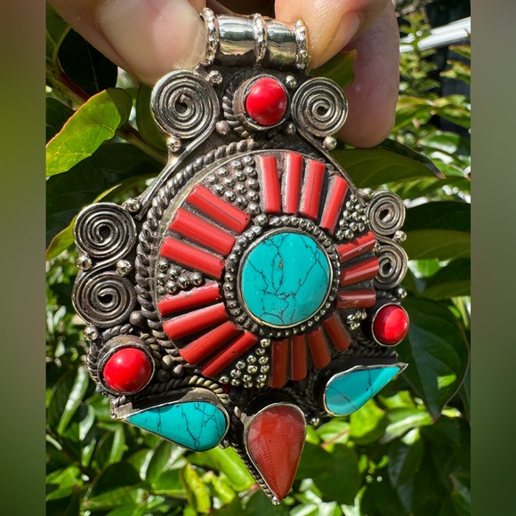 Vintage and stunning handmade Tibetan silver pendant inlaid with Turquoise&Coral - Picture 2 of 5